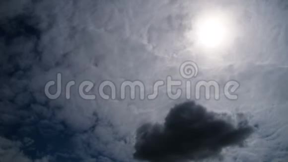 云在太阳背景下的蓝天中平稳地移动时间推移视频的预览图