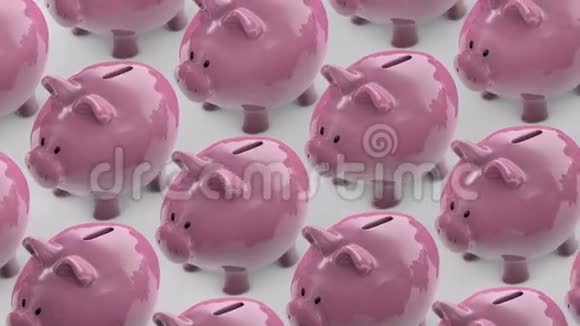 一排猪存钱装满硬币的储蓄罐存钱罐输送环视频的预览图