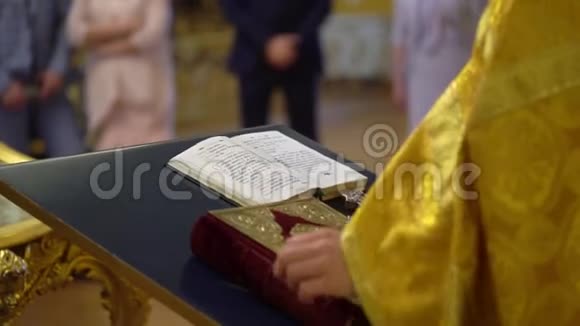 神父在教堂祈祷基督教仪式视频的预览图