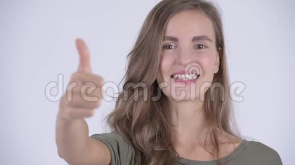 年轻漂亮女人竖起大拇指的脸视频的预览图