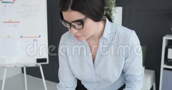 年轻的女商人在办公室工作视频的预览图