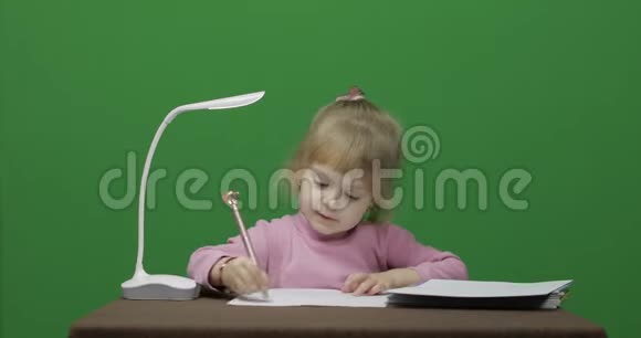 女孩在桌子边画画教育进程三岁的孩子色度键视频的预览图