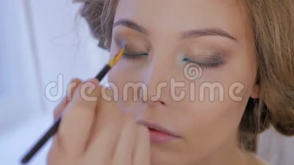 专业化妆师在模特的整个眼睛周围涂眼线视频的预览图