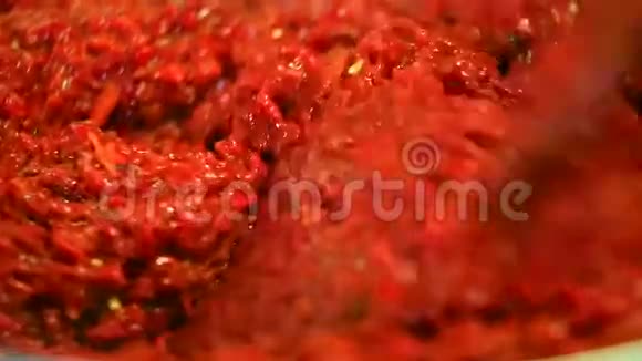 用红辣椒煮番茄酱视频的预览图