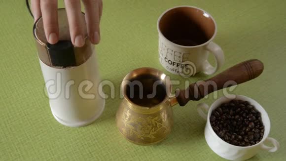 家里的咖啡在桌子上视频的预览图