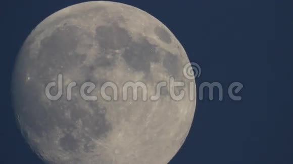 蓝天上的满月视频的预览图