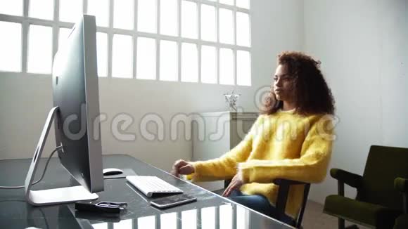 漂亮的黑人妇女在办公室的电脑上工作视频的预览图