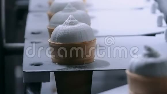 自动化技术概念食品厂带有冰淇淋锥的传送带视频的预览图