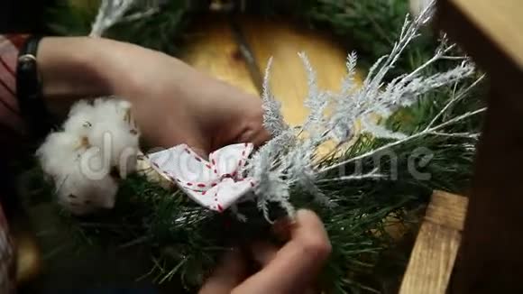 花匠制作圣诞门花环视频的预览图