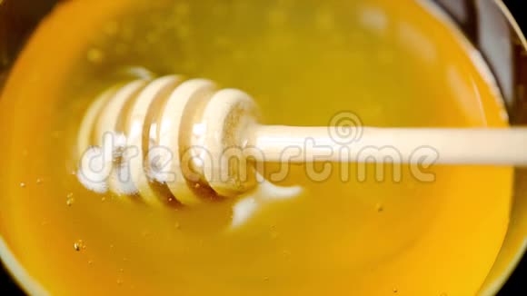 天然蜂蜜白色背景的木勺视频的预览图