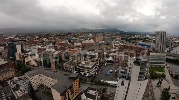 贝尔法斯特北爱尔兰建筑和建筑物的空中景观从上面看城市视频的预览图