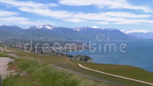 蒙特勒市风景与瑞士阿尔卑斯山和日内瓦湖瑞士视频的预览图