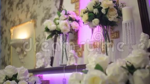 一家餐馆的婚礼装饰白玫瑰视频的预览图