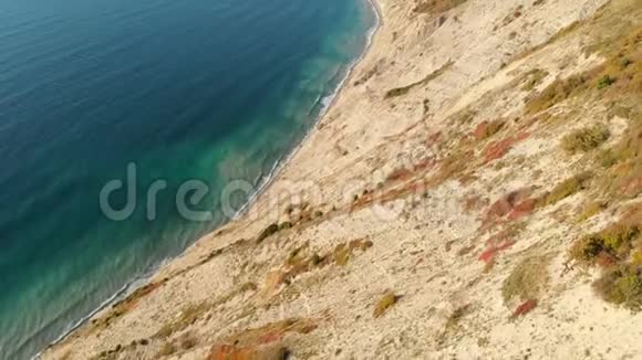 带悬崖和蓝海的岩石海岸鸟瞰图视频的预览图