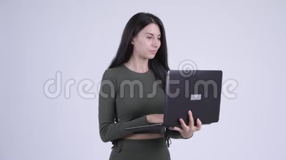 快乐的年轻美丽的女人思考笔记本电脑视频的预览图