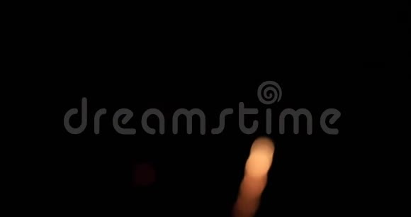 夜晚在东京小田坝黑暗的天空后面燃放烟花视频的预览图