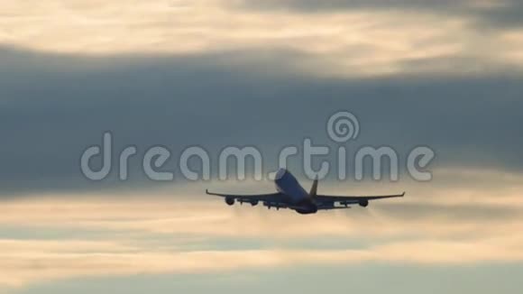 飞机起飞爬升视频的预览图