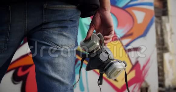 涂鸦艺术家拿着保护面具4k视频的预览图