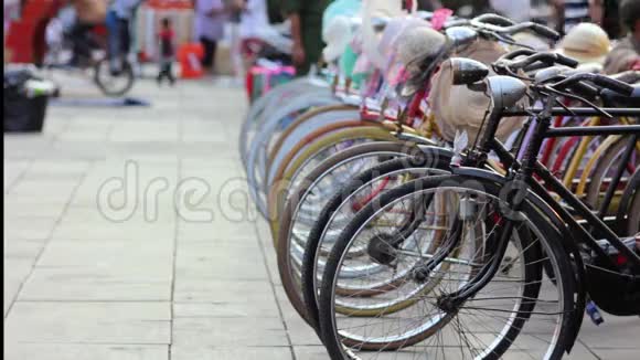 自行车租赁科塔雅加达印度尼西亚视频的预览图