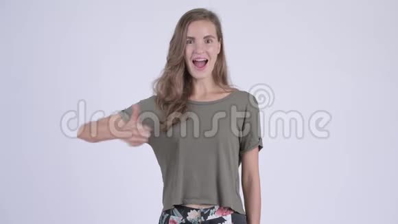 快乐的年轻美女竖起大拇指视频的预览图