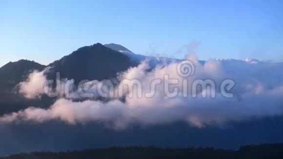 巴厘岛巴图尔火山的美丽全景视频的预览图