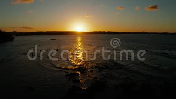 热带岛屿上五彩缤纷的日落视频的预览图