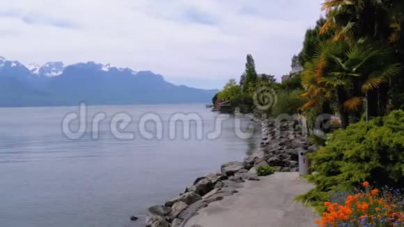 蒙特勒河岸与日内瓦湖和瑞士阿尔卑斯山的景观视频的预览图