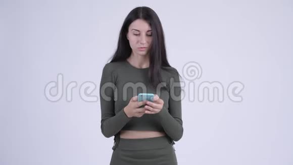 快乐年轻漂亮的女人用电话视频的预览图