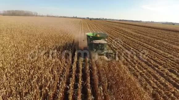 4k无人驾驶飞机查看大型农业联合机器卡车车辆收割农作物有机小麦农田视频的预览图