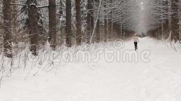 冬天年轻女子在外面听音乐和慢跑视频的预览图