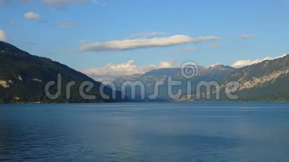 在瑞士斯皮兹市时间流逝可以看到图恩湖和瑞士阿尔卑斯山视频的预览图