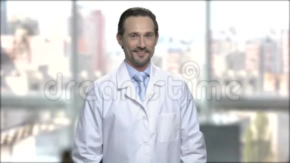 笑容满面的白衣中年男子视频的预览图