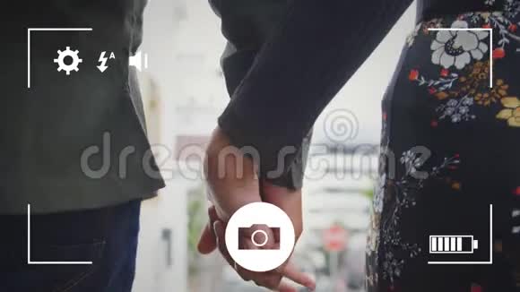 用数码相机拍一对夫妇的照片视频的预览图