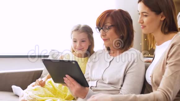 母亲女儿和祖母带平板电脑视频的预览图