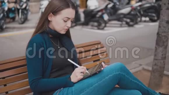 一位女士用手写笔在数码平板电脑上慢镜头视频的预览图