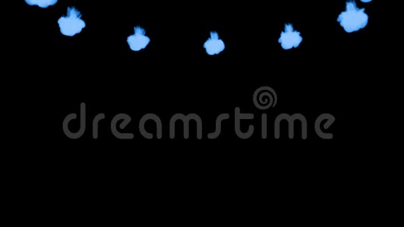许多流动的荧光蓝墨水或烟雾隔离在黑色的缓慢运动蓝漆在水中反应用途视频的预览图