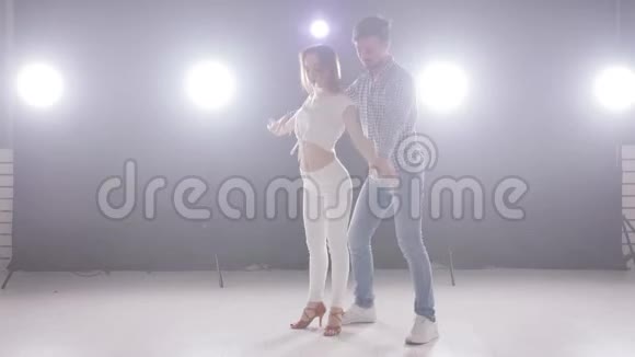 社会舞蹈和人际关系的概念年轻漂亮的夫妇跳舞性感的舞蹈巴查塔视频的预览图