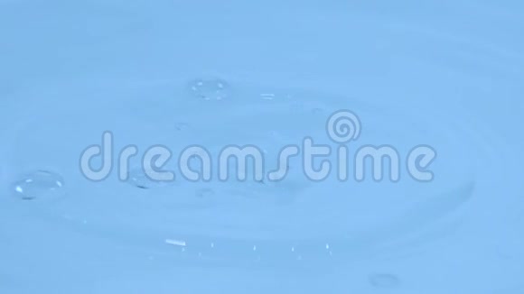 用高速相机在1000fps记录水滴下落视频的预览图