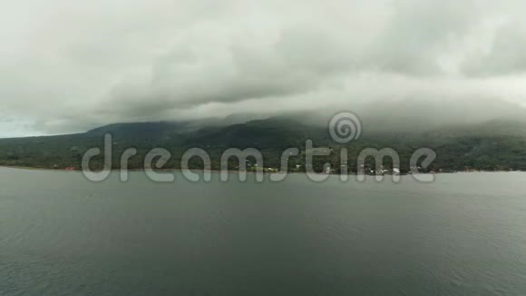 热带岛屿云层覆盖菲律宾卡米吉因视频的预览图