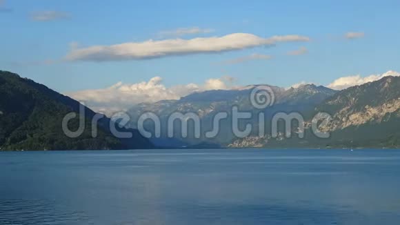 瑞士斯皮兹市的图恩湖和瑞士阿尔卑斯山视频的预览图
