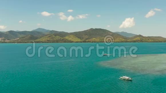 菲律宾巴拉望带热带岛屿和蓝海的海景视频的预览图