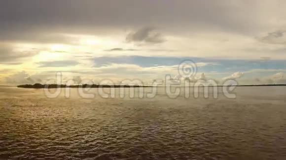 巴西热带雨林亚马逊河上五彩缤纷的日落视频的预览图