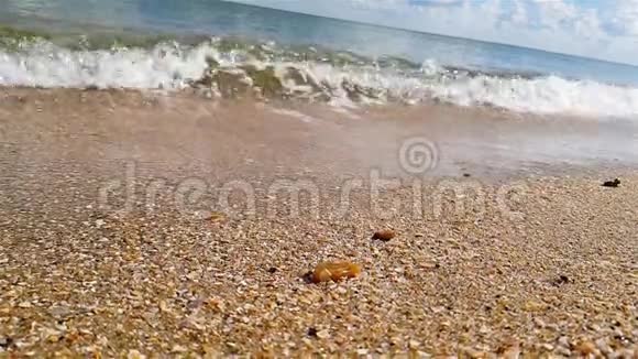 海浪在缓慢的运动中海浪在缓慢的运动中沿着海滩滚动美丽的海景视频的预览图