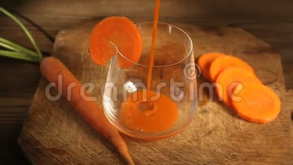 胡萝卜汁放在桌子上的玻璃里视频的预览图