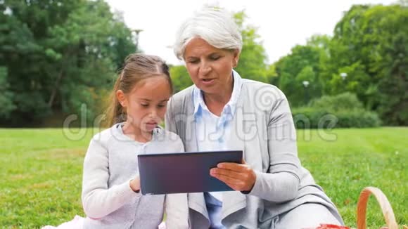 带平板电脑的祖母和孙女视频的预览图