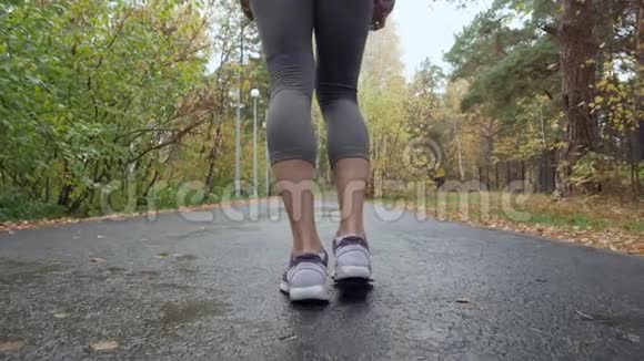 在秋天公园跑步的女人视频的预览图