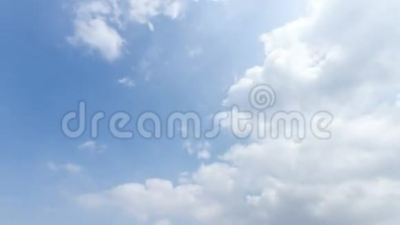蓝天上美丽的云的时间流逝视频的预览图