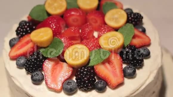 浆果草莓蛋糕装饰视频的预览图