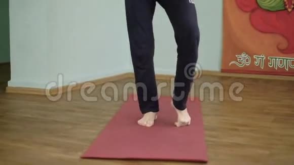 一个男人的瑜伽使工作室健康伸展视频的预览图