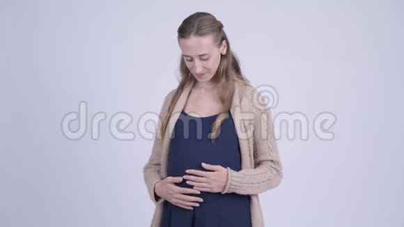 幸福年轻美丽的孕妇思考视频的预览图